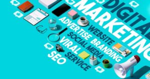 「DIGITAL MARKETING」「SEO」「SOCIAL MEDIA」などの文字と事務用品を並べたイメージ