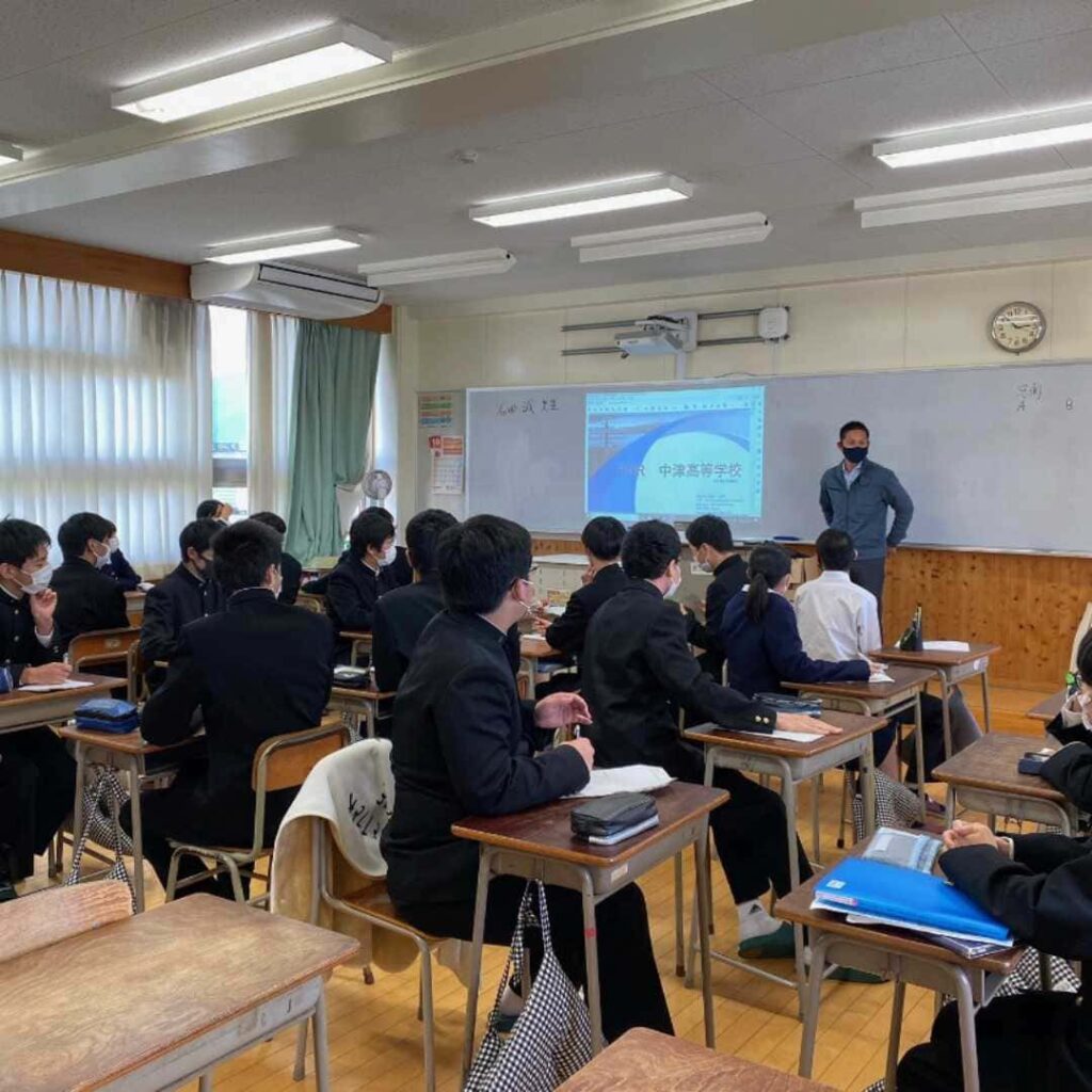 教室でスライドを使って説明する様子と、聞いている生徒たち