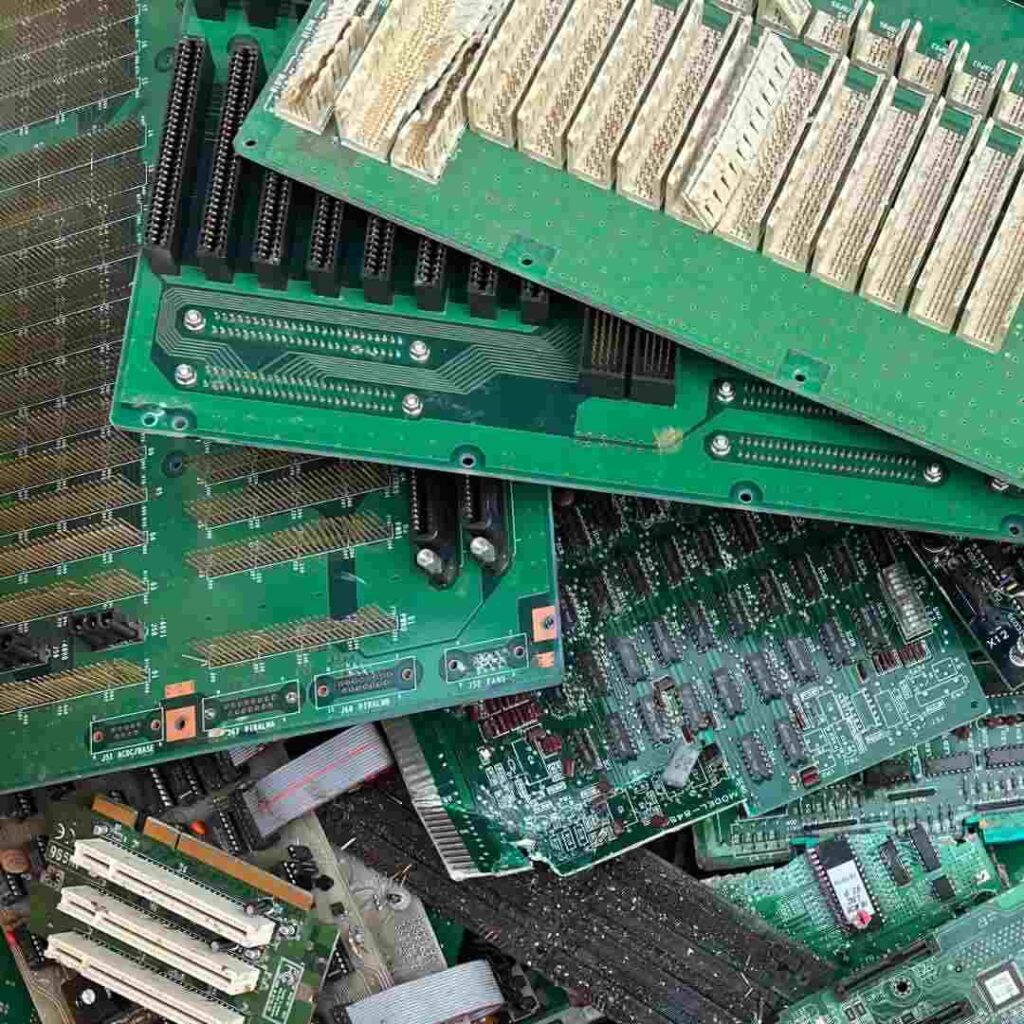 半導体と電子部品が載った基板