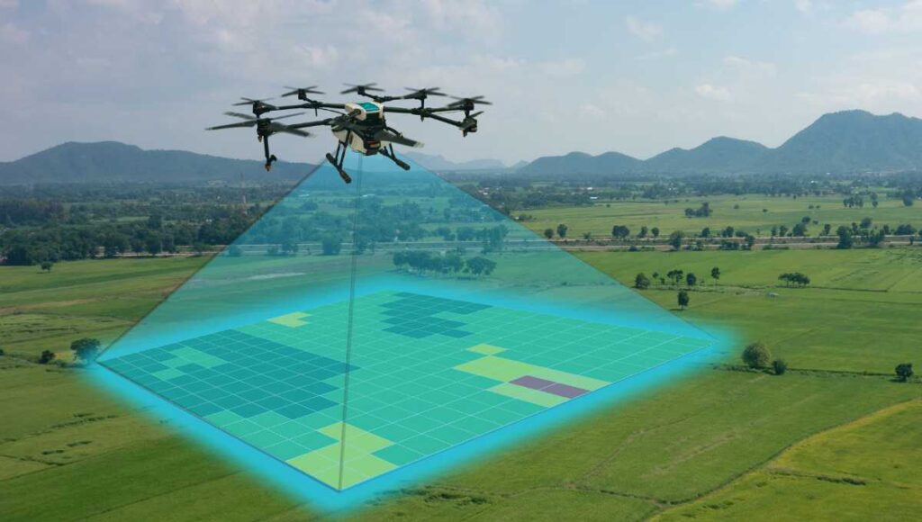 農地の上空を飛ぶドローンと、区画ごとの散布範囲を示すイメージ図